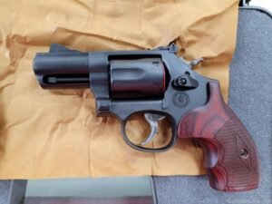 Smith & Wesson Model 19 Carry Comp .357 Mag 2.5″ Ported Bbl. 2 Grips